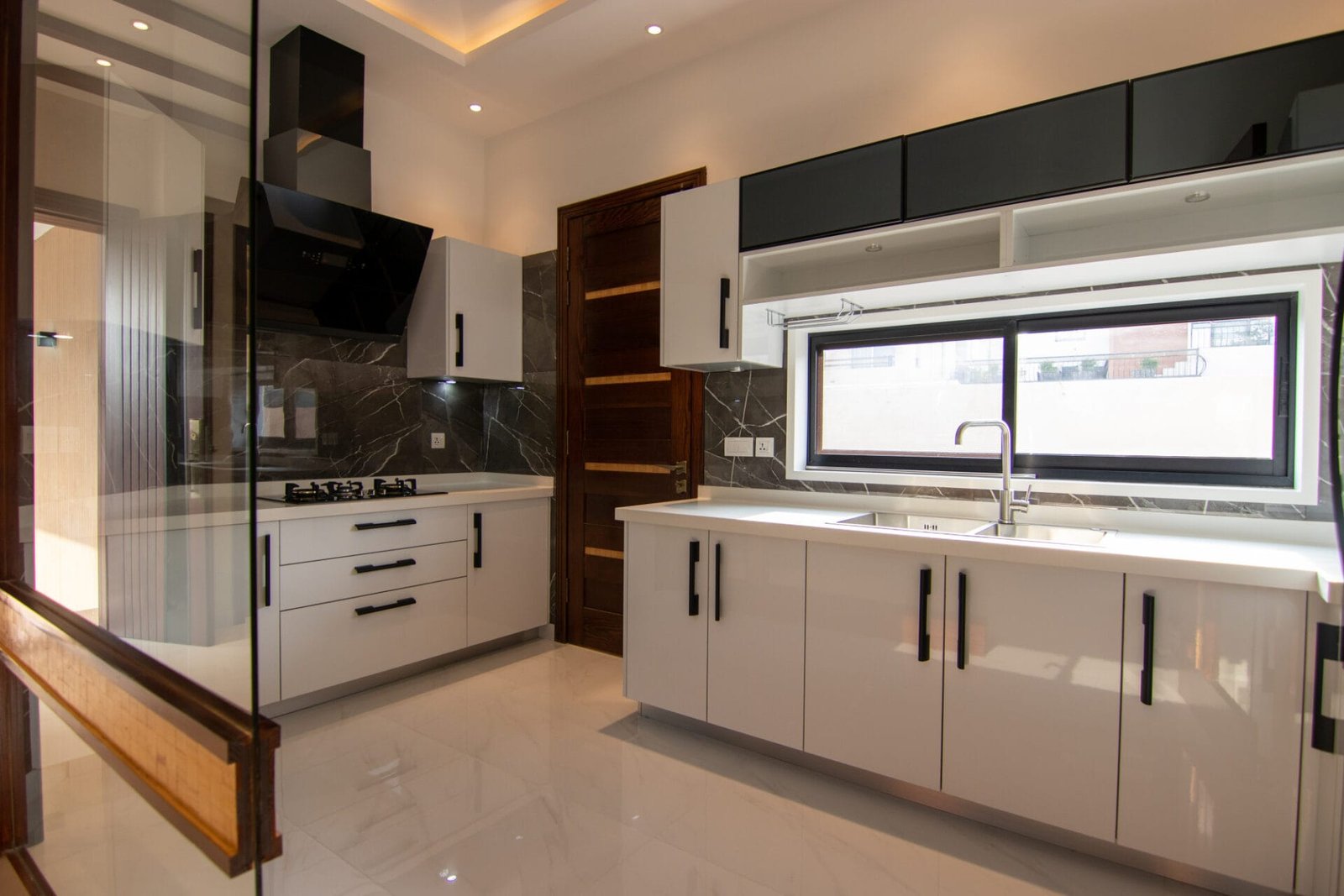 Modern Modular Kitchens: Streamlined Design Meets Cutting-Edge Technology